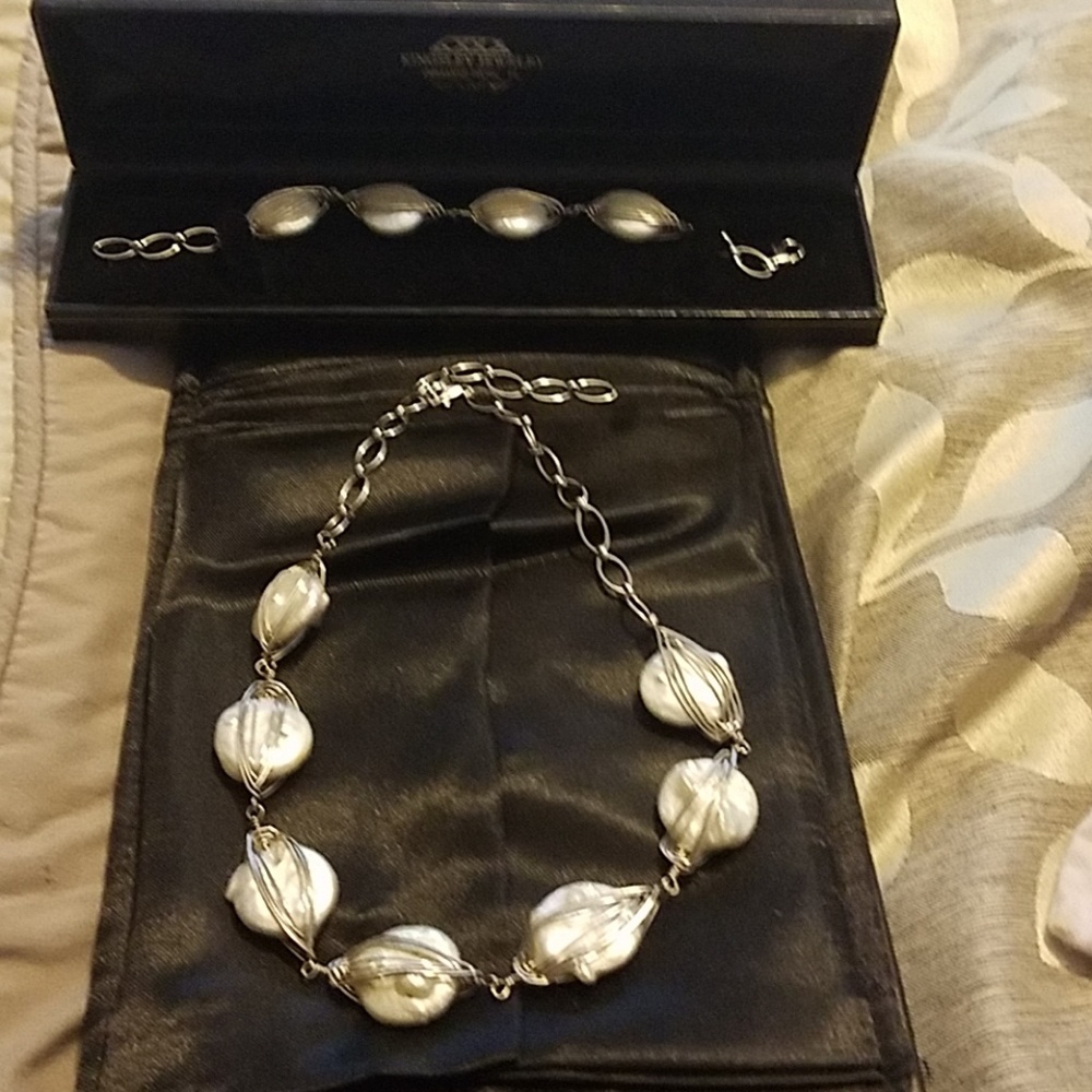 Beautiful unique pearl necklace and matching brace